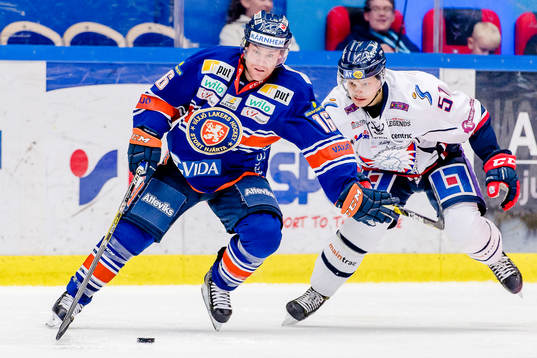 Växjös Geoff Platt jagas av Linköpings Kristian Näkyvä