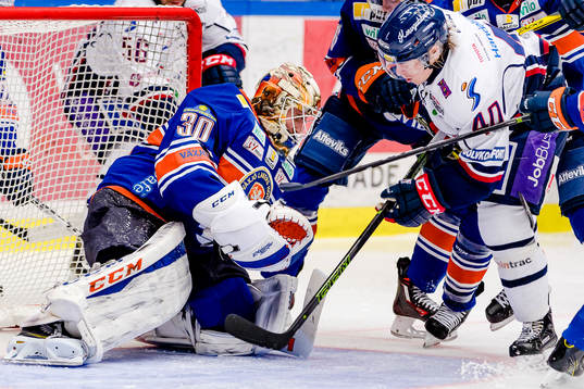 Linköpings Ken André Olimb oroar framför Växjös