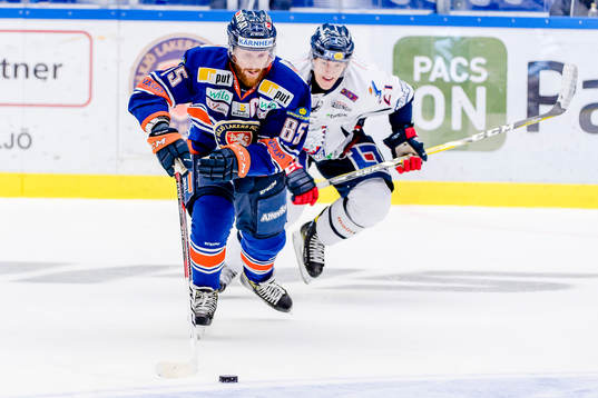 Växjös Liam Reddox jagas av Linköpings Emil Sylvegård