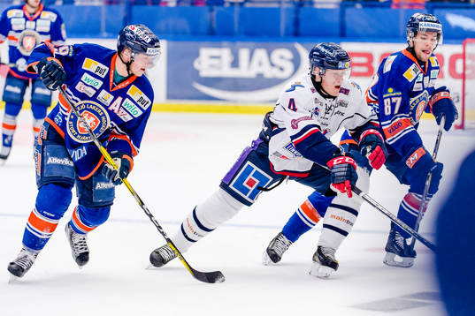 Linköpings Niclas Lundgren mellan Växjös Tuomas