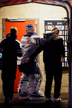 Leksands målvakt Atte Engren tvingas lämna isen