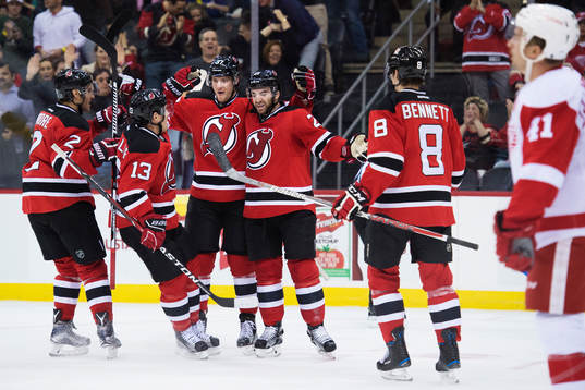 New Jerseys Pavel Zacha (mitten) jublar med lagkamrater