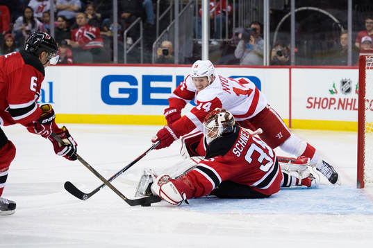 Detroits Gustav Nyquist oroar framför New Jerseys målvakt