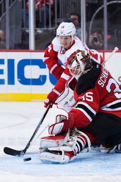 Detroits Gustav Nyquist oroar framför New Jerseys målvakt