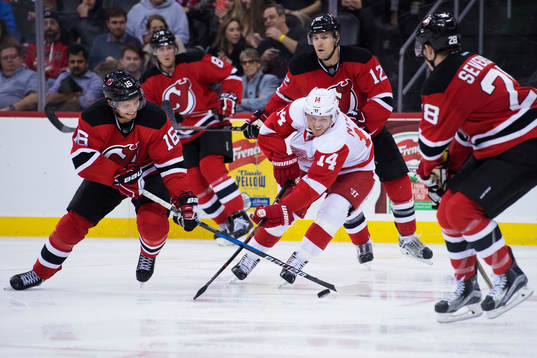 New Jerseys Jacob Josefson utmanas av Detroits Gustav