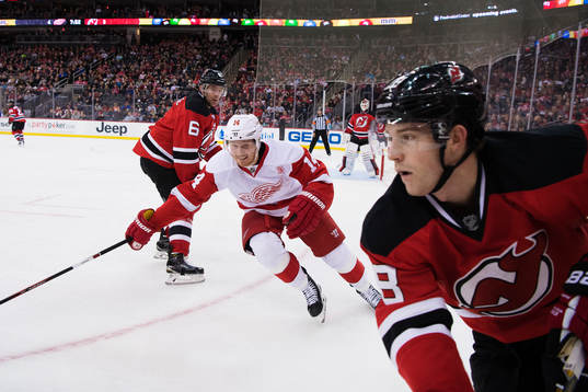 New Jerseys Andy Greene och Damon Severson jagas av