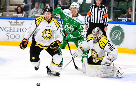 Brynäs Simon Bertilsson och Rögles David Åslin i kamp om