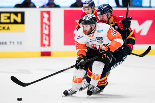 Karlskronas Mattias Guter jagas av Djurgårdens Daniel