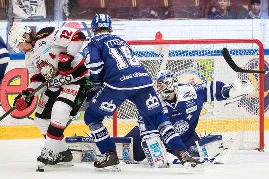 chans för Malmö Redhawks Andreas Thuresson framför