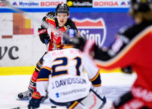 Luleås Julius Junttila med pucken