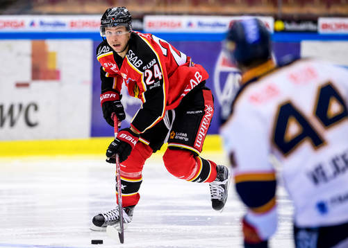 Luleås Johan Harju med pucken