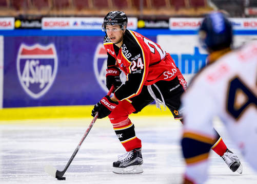 Luleås Johan Harju med pucken