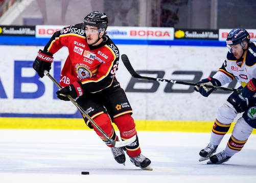 Luleås Oscar Engsund med pucken