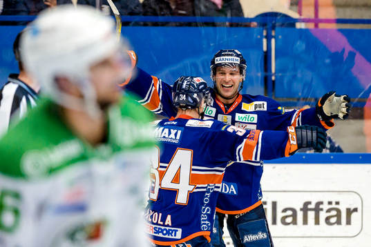 Växjös Josh Hennessy jublar