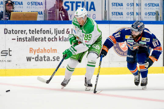 Rögles David Åslin jagas av Växjös Linus Fröberg