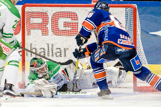 Rögles målvakt Oscar Dansk räddar ett läge från