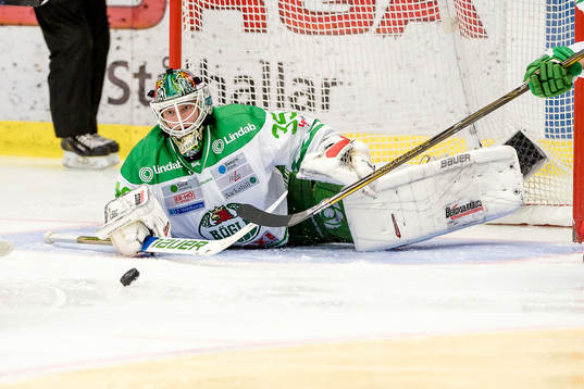 Rögles målvakt Oscar Dansk fokuserar på pucken