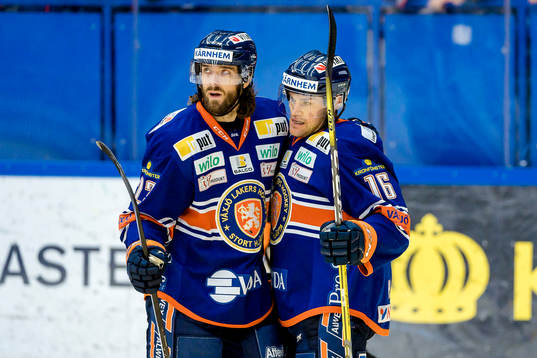 Växjös Ville Leino och Geoff Platt jublar