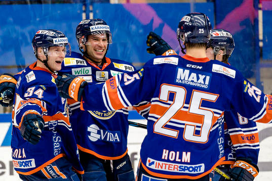 Växjös Olli Palola och Josh Hennessy jublar