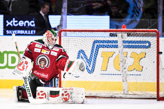 Frölundas målvakt Dan Bakala ser pucken gå i stolpen