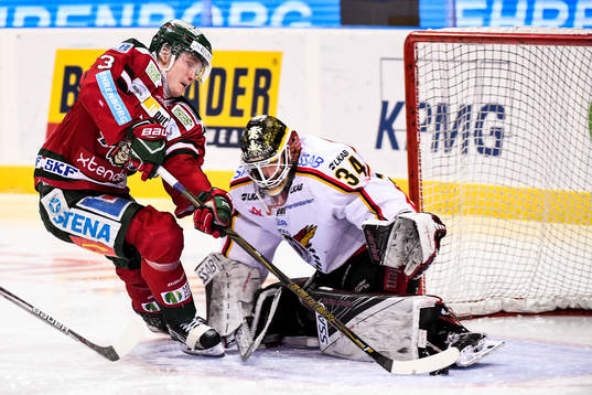 Frölundas Carl Grundström fri mot Luleås målvakt Joel