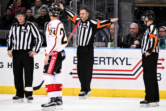 Domare Linus Öhlund dömmer bort ett mål för Luleå