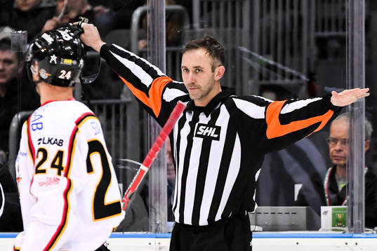 Domare Linus Öhlund dömmer bort ett mål för Luleå