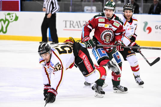 Luleås Karl Fabricius tacklas av Frölundas Patrik Carlsson
