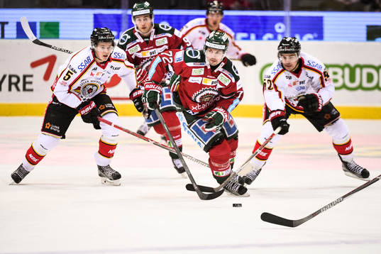 Frölundas Patrik Carlsson mellan Luleås Linus Nässén