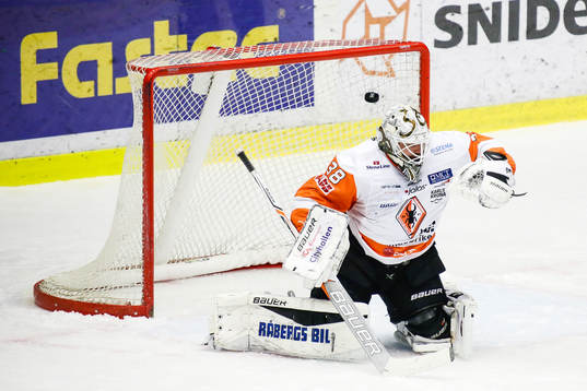 Skellefteås Oscar Möller skjuter mål på målvakt