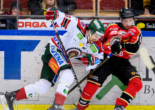 Frölundas Jonathan Sigalet tacklar Luleås Einar