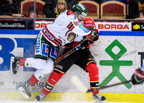 Frölundas Jonathan Sigalet tacklar Luleås Einar