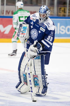 Leksands målvakt Henrik Haukeland vid uppvärmningen innan
