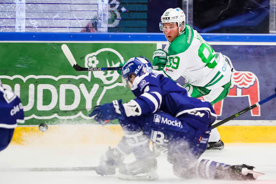 Leksands Joe Piskula försvarar mot Rögles David Åslin