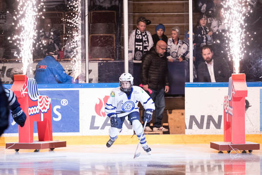 Matchens knatte Zaki Crookes gör entre i ishockeymatchen i
