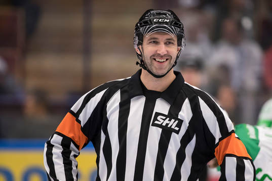 Domare Linus Öhlund i ishockeymatchen i SHL mellan Leksand