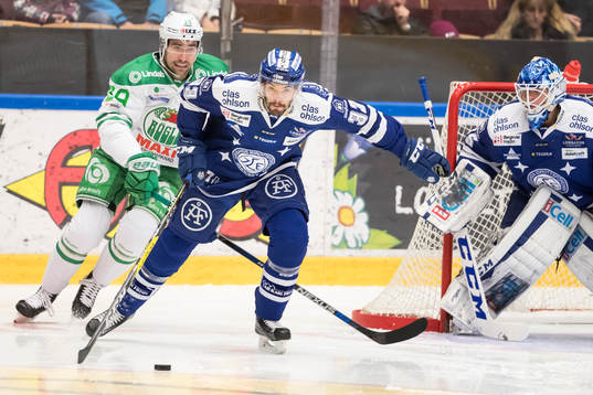 Leksands Markus Lauridsen jagas av Rögles Ludvig Rensfeldt