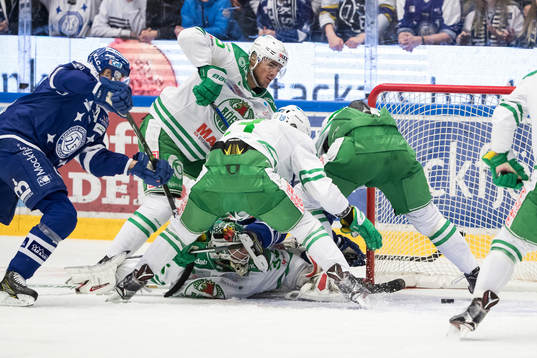Chans för Leksands Oskar Lang Jon Knuts framför Rögles
