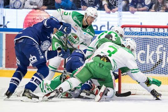 Chans för Leksands Oskar Lang Jon Knuts framför Rögles