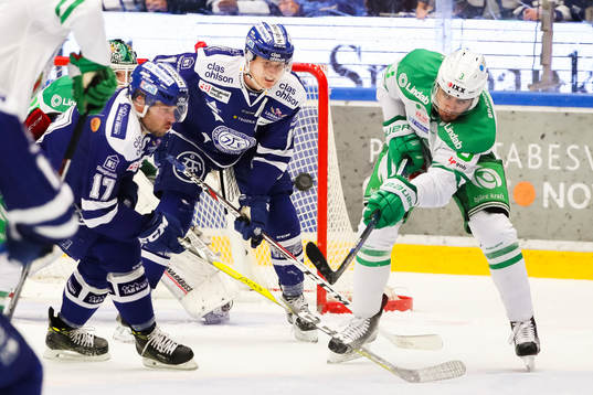 Leksands Martin Karlsson och Jesper Ollas i kamp mot