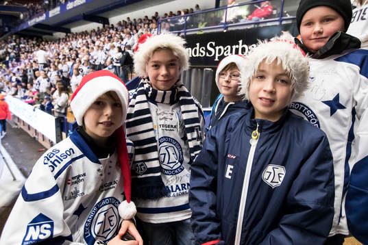 Unga supporters i tomtemössor i ishockeymatchen i SHL
