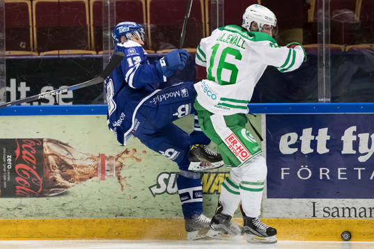 Leksands Jon Knuts och Rögles Christopher Liljewall i kamp