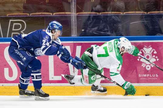 Leksands Sondre Olden och Rögles Taylor Matson i kamp om