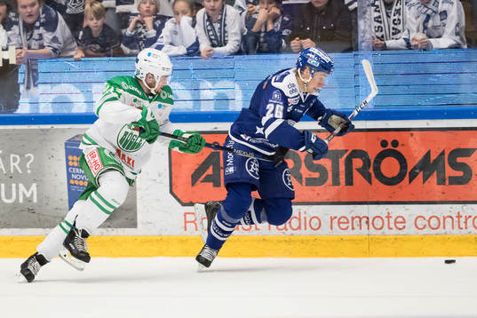 Rögles Cade Fairchild jagar Leksands Patrik Norén  i
