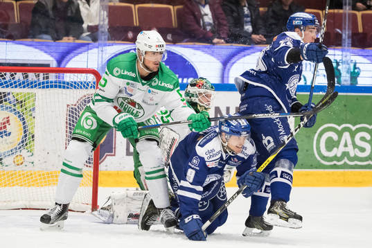 Rögles Alen Bibic försvarar framför Rögles målvakt