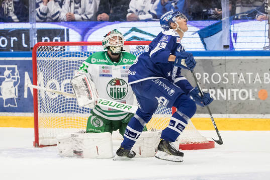 Leksands Jon Knuts framför Rögles målvakt Oscar Dansk  i