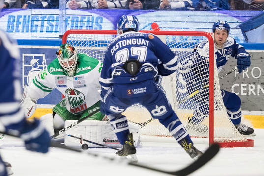 Leksands Eric Castonguay gör 2-1 bakom Rögles målvakt