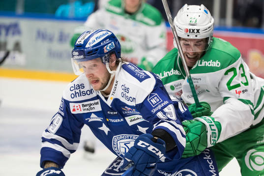 Leksands Alexander Ytterell jagas av Rögles Daniel