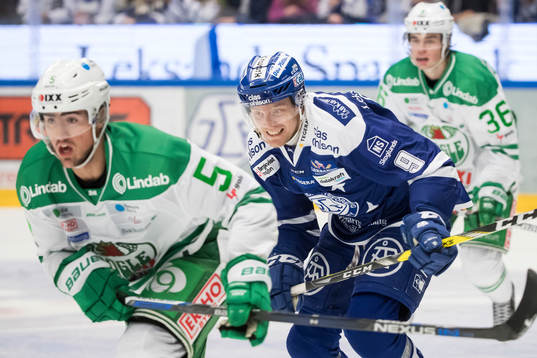 Leksands Lukas Ericsson jagar Rögles Alen Bibic  i