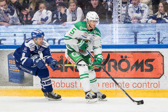 Leksands Lukas Ericsson jagar Rögles Alen Bibic  i